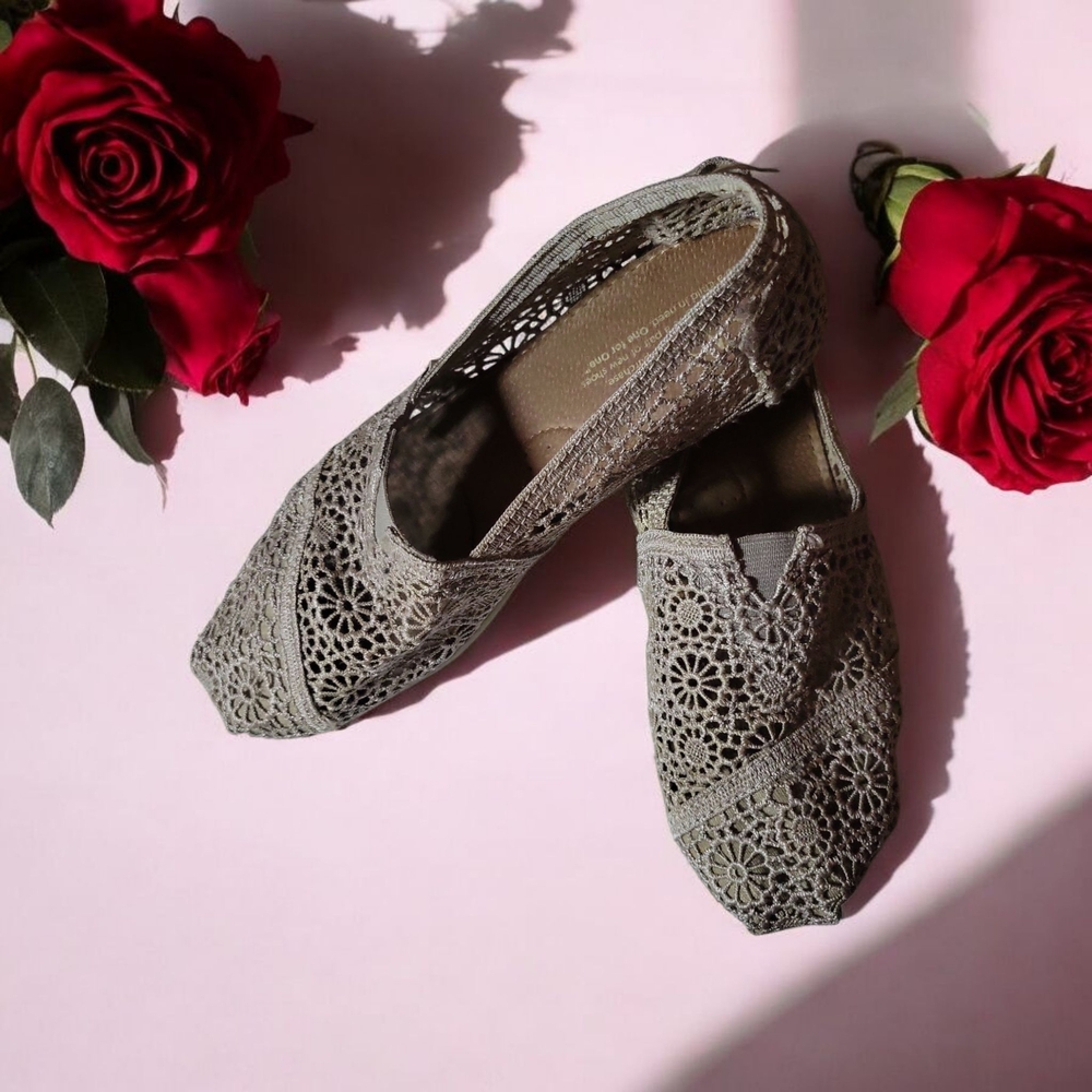 TOMS Crochet Lace Espadrilles | Size 8 | Lightweight & Feminine Charm